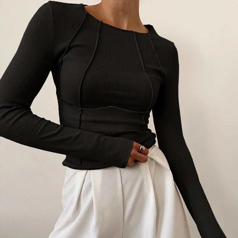 T-shirt ajusté à manches longues pour femme, élégant et minimaliste, idéal pour l'automne. Disponible en blanc et noir.