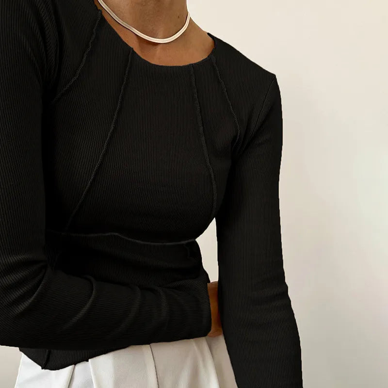 Haut chic pour femme, t-shirt à manches longues ajusté, polyvalent pour un look élégant ou décontracté. Couleurs blanc et noir.