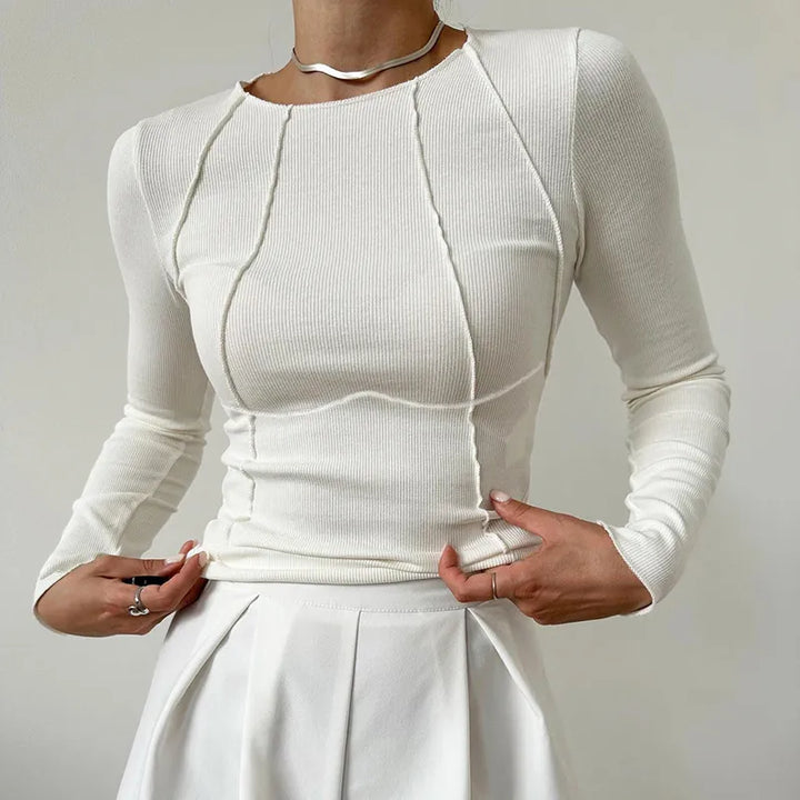 T-shirt femme à manches longues, coupe ajustée, un basique polyvalent et confortable. Idéal pour compléter toute tenue.