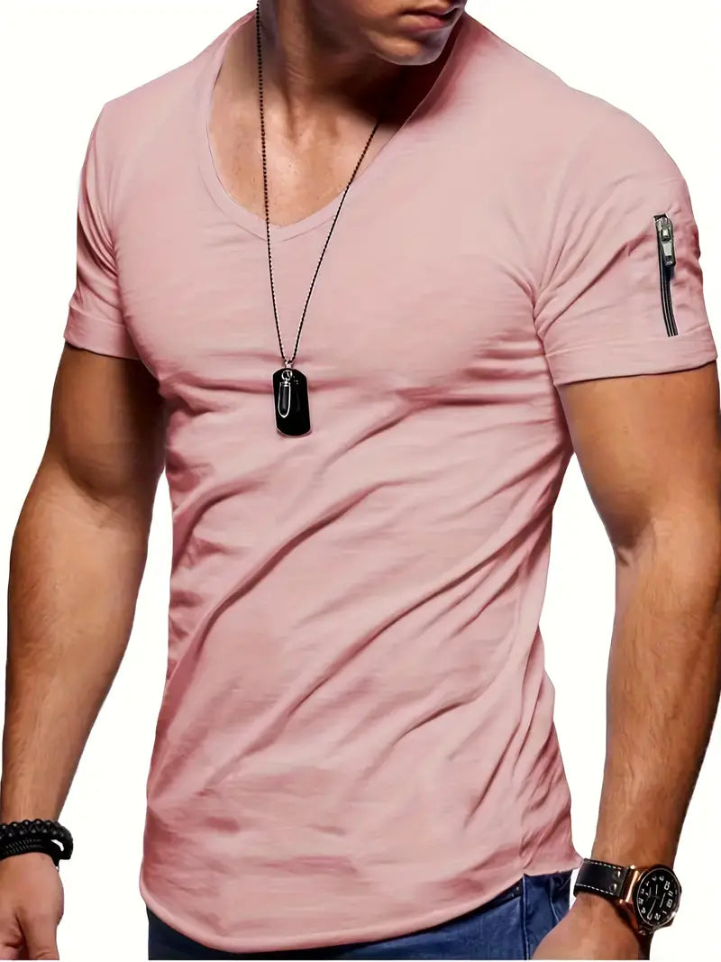 Gros plan d'un t-shirt homme classique bleu marine, soulignant la qualité et le confort du tissu. Durable.