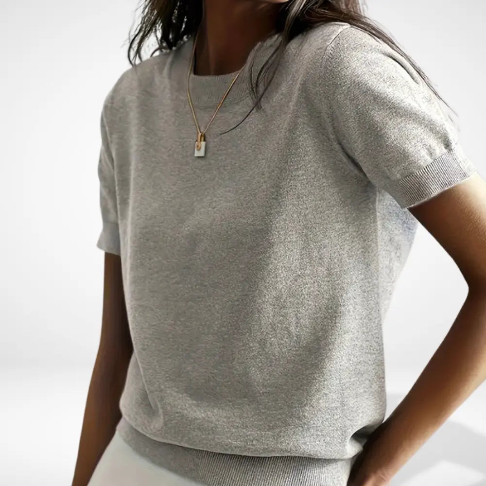 T-shirt blanc femme ajusté, col rond, manches courtes. Style essentiel et minimaliste pour le quotidien.