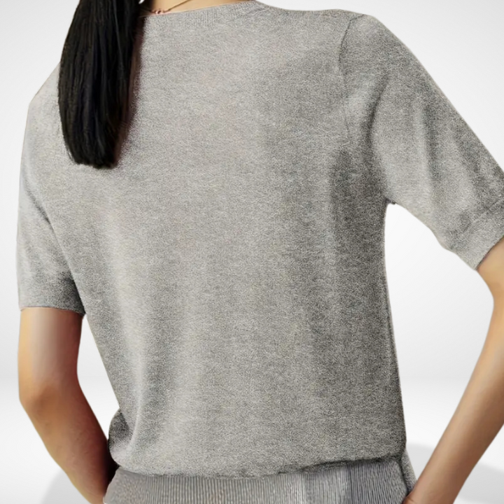 T-shirt gris femme coupe ajustée à col rond. Un basique mode confortable et polyvalent pour un look quotidien.