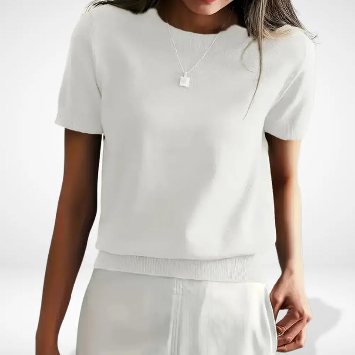 Élégant t-shirt femme blanc, col rond et coupe ajustée. Essentiel, minimaliste et parfait pour la mode au quotidien.