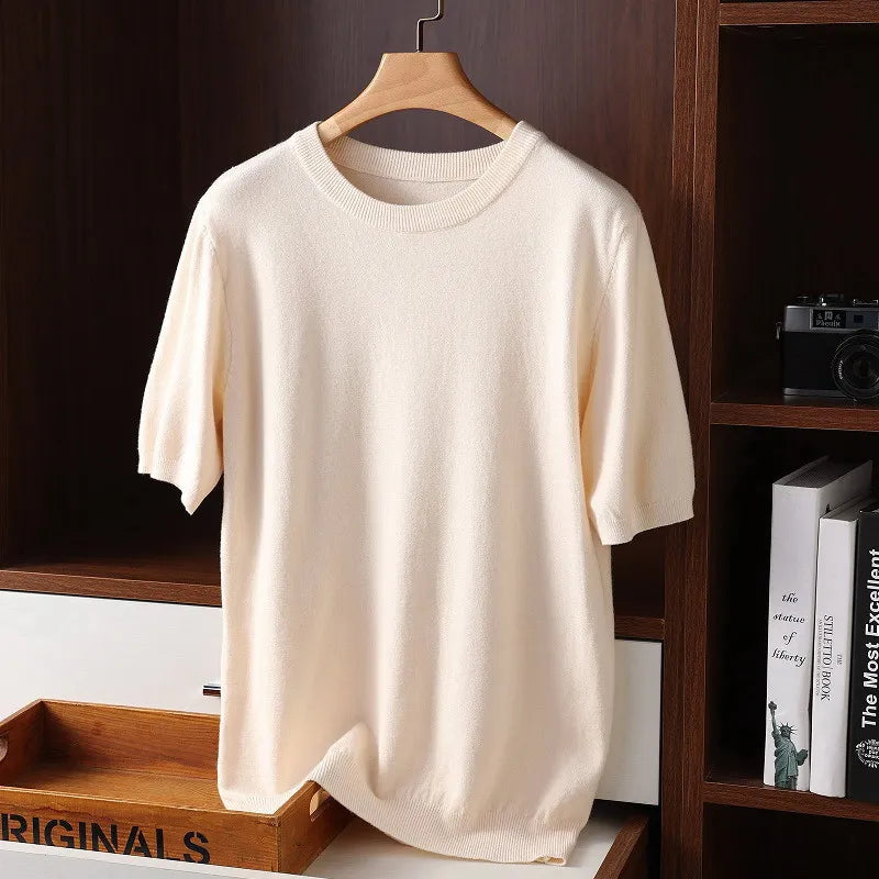 T-shirt homme basique à col rond, doux et respirant, parfait pour le quotidien ou un look polyvalent.