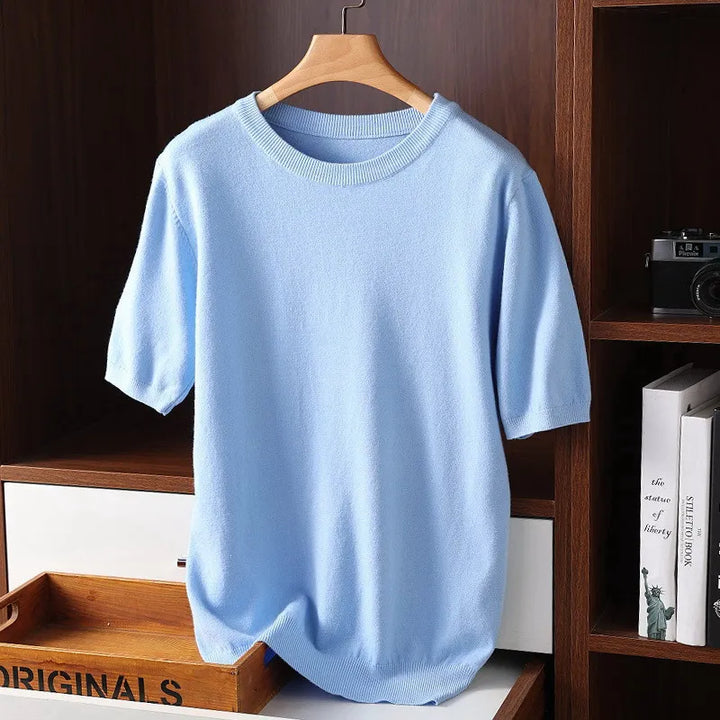 Basique indispensable : T-shirt homme à col rond, simple, élégant et polyvalent, un essentiel de la garde-robe.