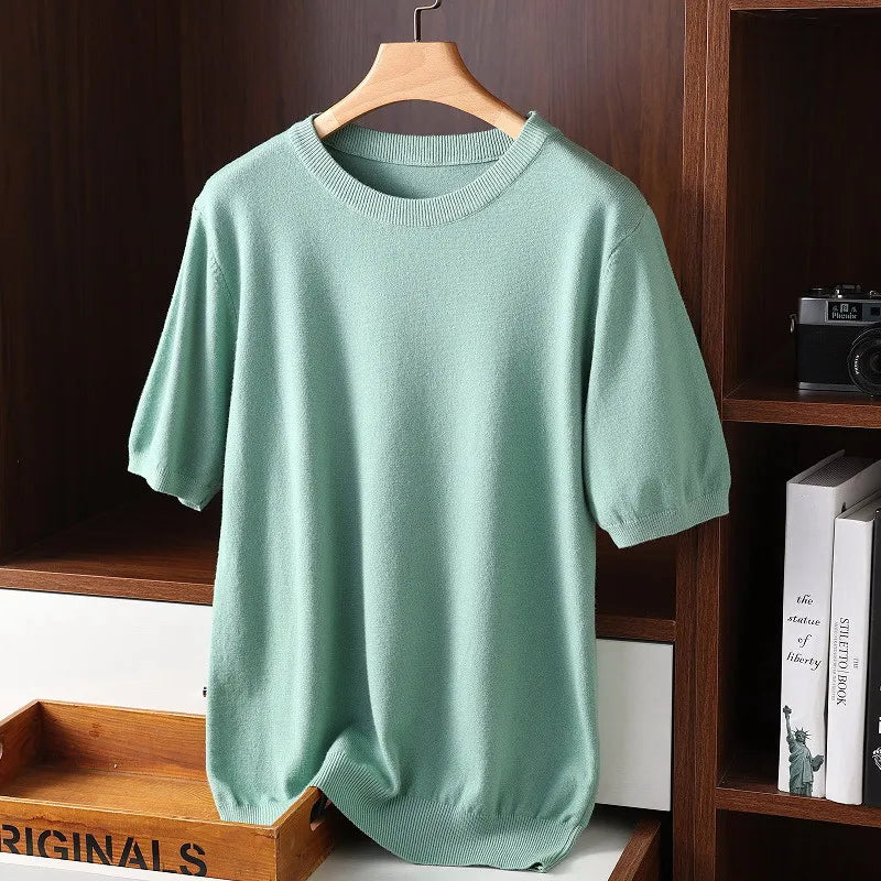 T-shirt col rond intemporel pour hommes, alliant confort et style, parfait pour toutes les saisons.