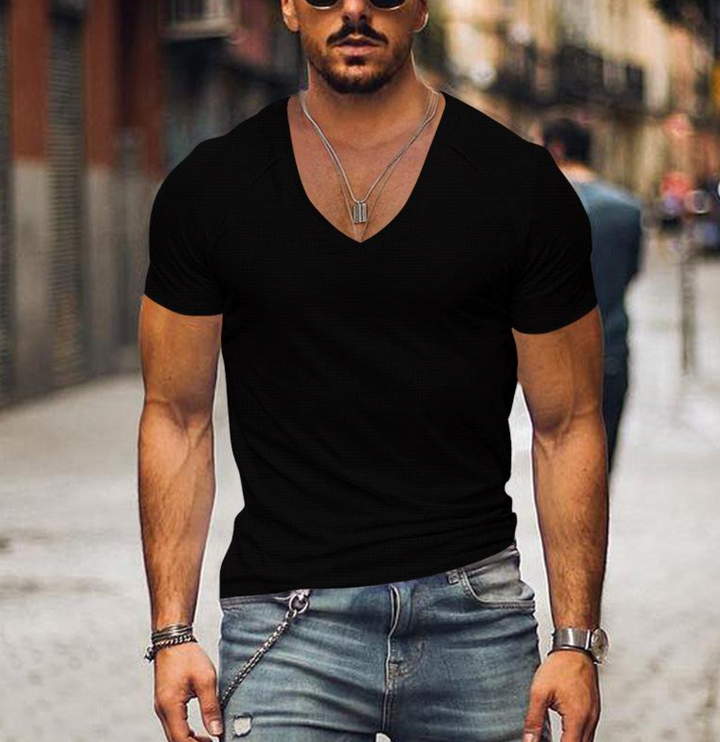 T-shirt col V homme élégant, coupe moderne décontractée. Confort quotidien, style basique chic.