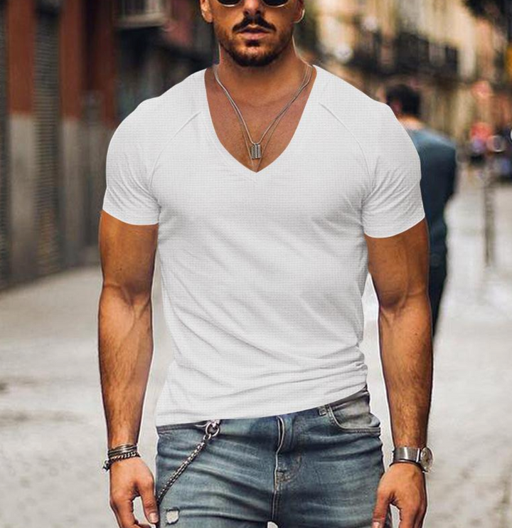 T-shirt col V homme noir en coton doux, idéal pour un look casual ou élégant. Confortable et résistant.