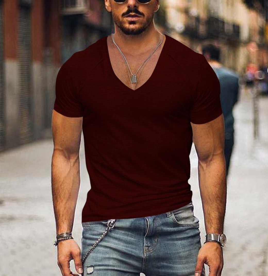 Modèle masculin portant un t-shirt col V blanc, look épuré et moderne. T-shirt décontracté basique et élégant.