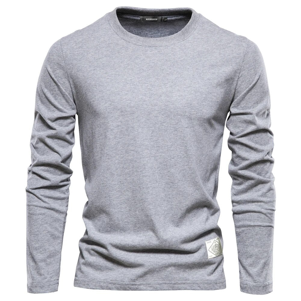Haut femme intemporel à manches longues, col rond. T-shirt décontracté et confortable, parfait pour un style polyvalent.