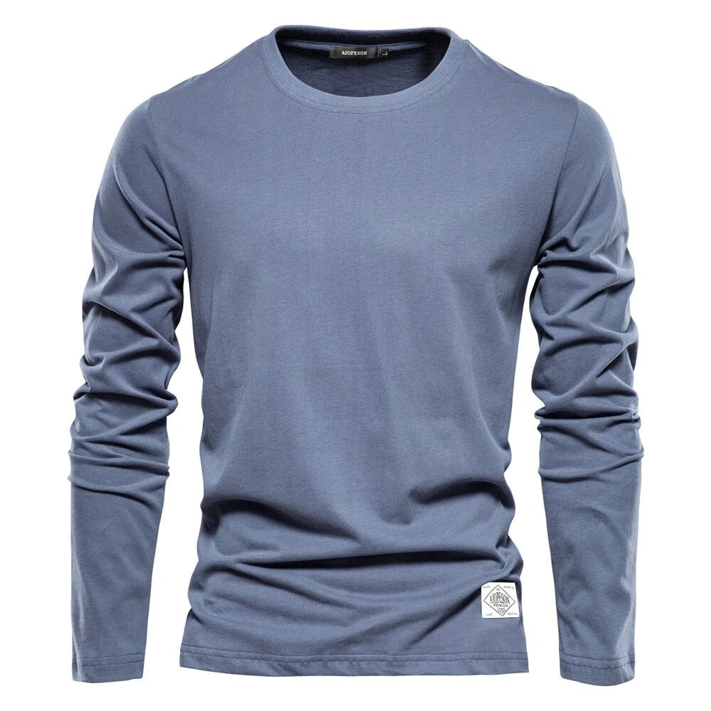 T-shirt femme à manches longues et col rond, couleur unie. Vue de face. Basique et confortable pour un look quotidien décontracté.