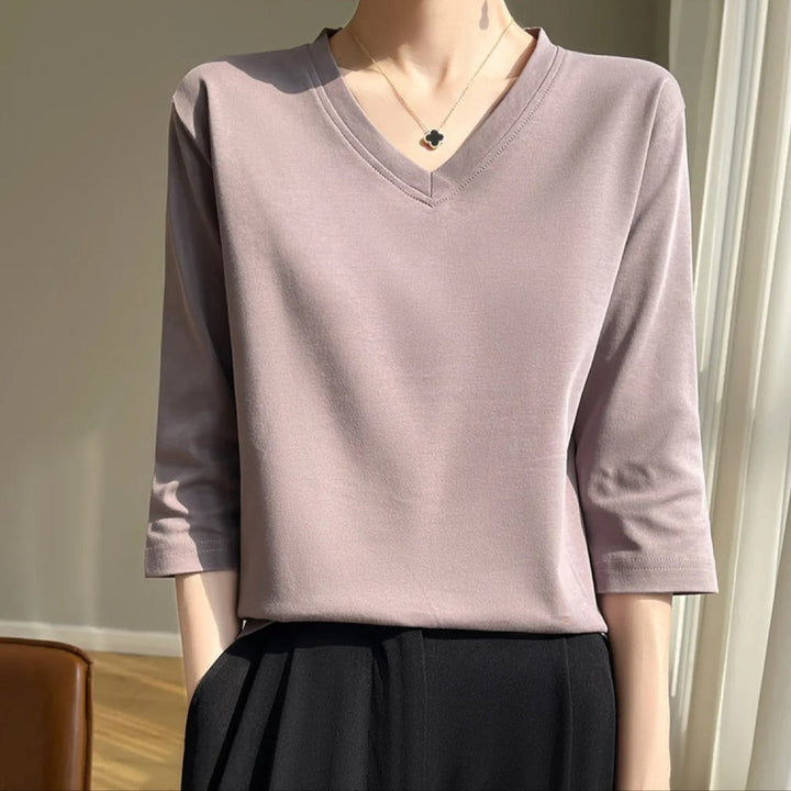 T-shirt femme élégant à col V et manches françaises, idéal pour un look chic et confortable au printemps-été.