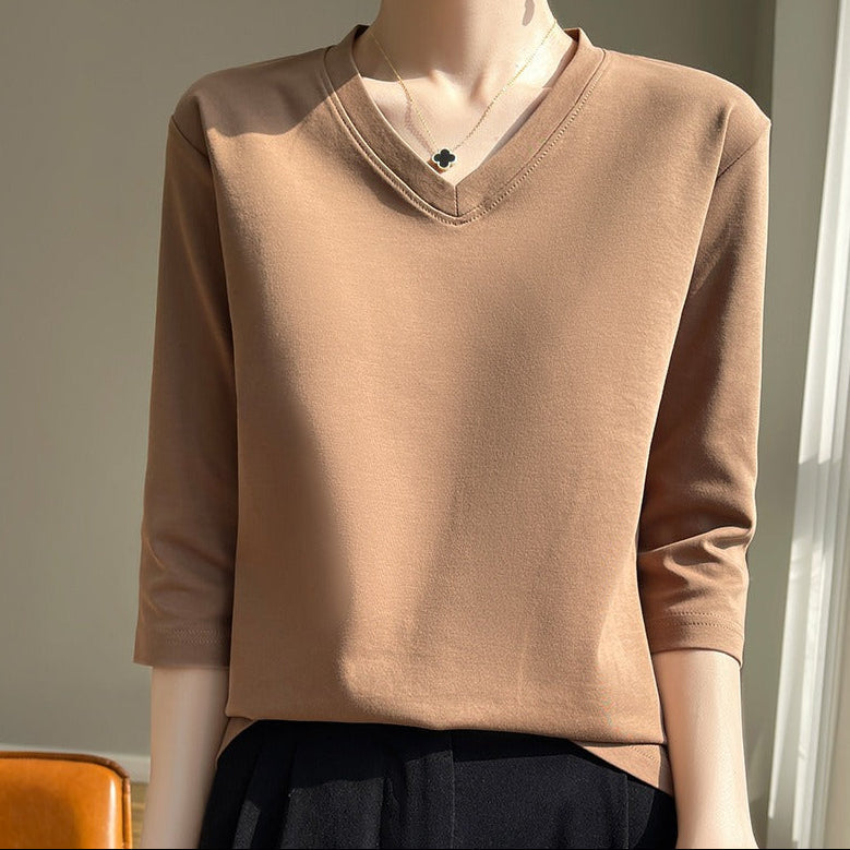 T-shirt femme confortable à col V, manches françaises, coupe décontractée parfaite pour un style casual polyvalent.