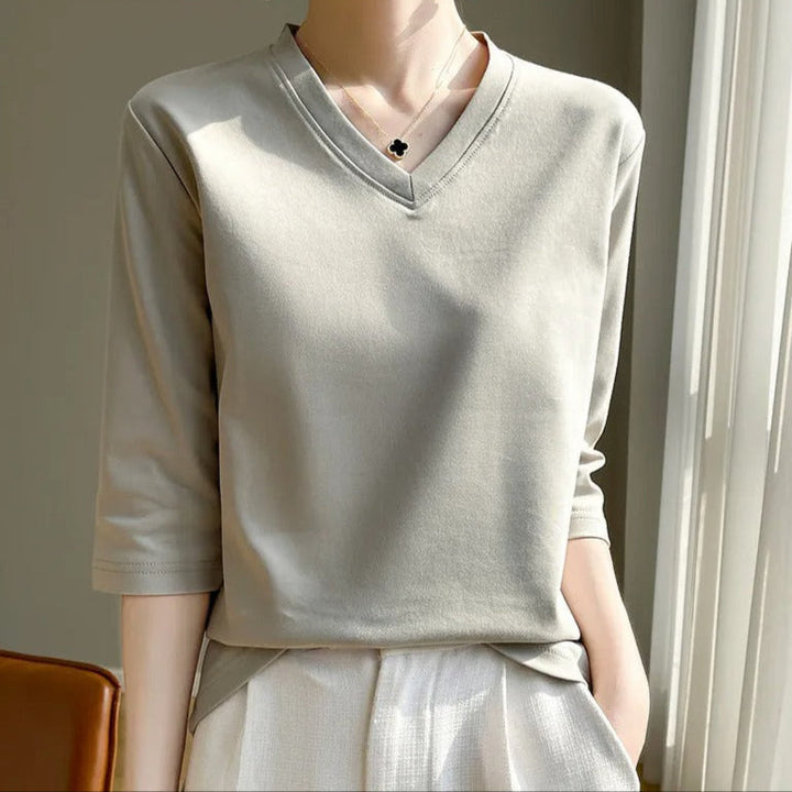 T-shirt femme chic et polyvalent, col V flatteur, manches françaises, parfait pour toutes occasions été/printemps.