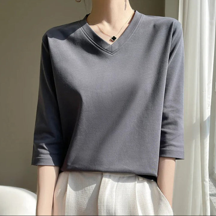 Détail du col V élégant et des manches françaises de ce t-shirt femme confortable, idéal pour un style moderne.