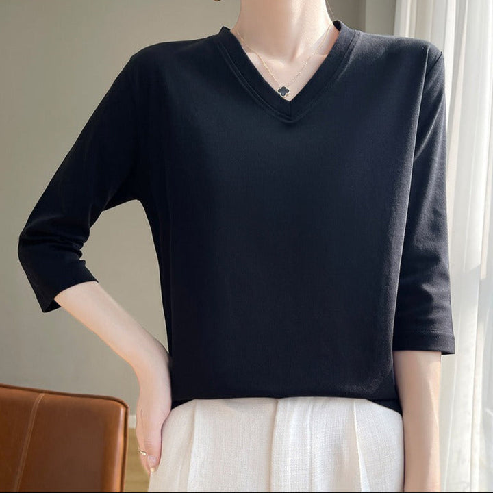Silhouette épurée d'un t-shirt femme à col V et manches françaises, alliant élégance et confort pour l'été.
