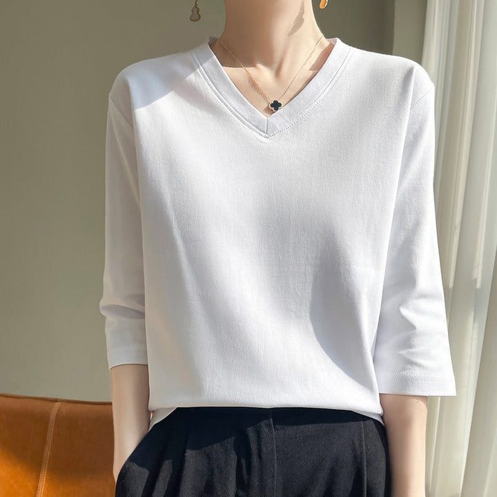 T-shirt femme à col V, manches françaises, coupe fluide et élégante, assurant un confort optimal pour le quotidien.
