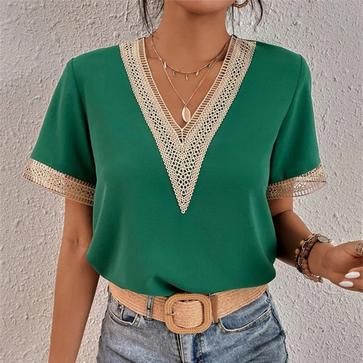 Mannequin portant un t-shirt femme élégant et chic à col rond, idéal pour une tenue décontractée de printemps.