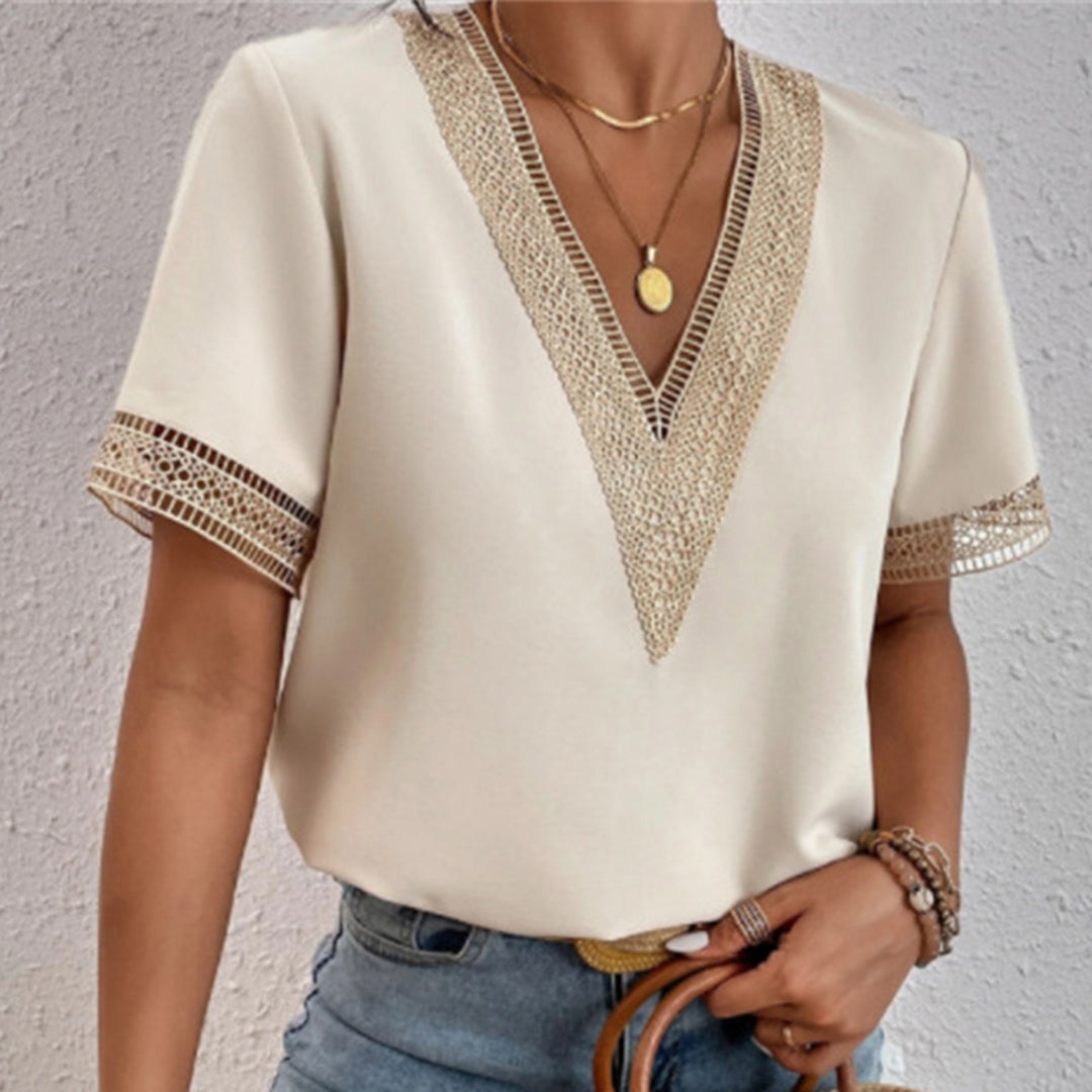Mannequin avec un t-shirt femme chic, accessoirisé pour une mode féminine élégante et confortable en été.
