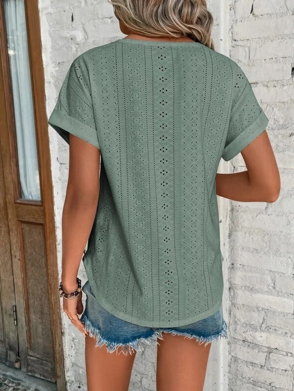 T-shirt femme chic et sophistiqué, parfait pour la mode printemps-été, style casual ou habillé.