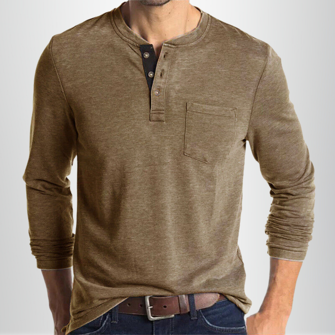 Gros plan sur le col boutonné d'un t-shirt Henley homme manches longues, vêtement confortable et stylé.