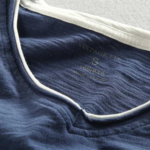 T-shirt homme à col V, manches longues pour un confort optimal, idéal pour un look décontracté et moderne.