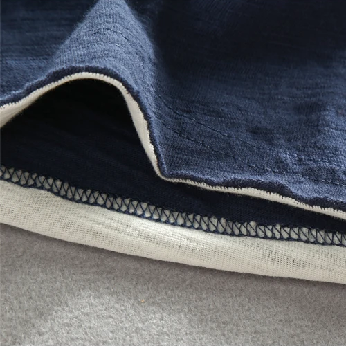 Vêtement homme à manches longues et col V, essentiel pour un style quotidien, confort et mode garantie.