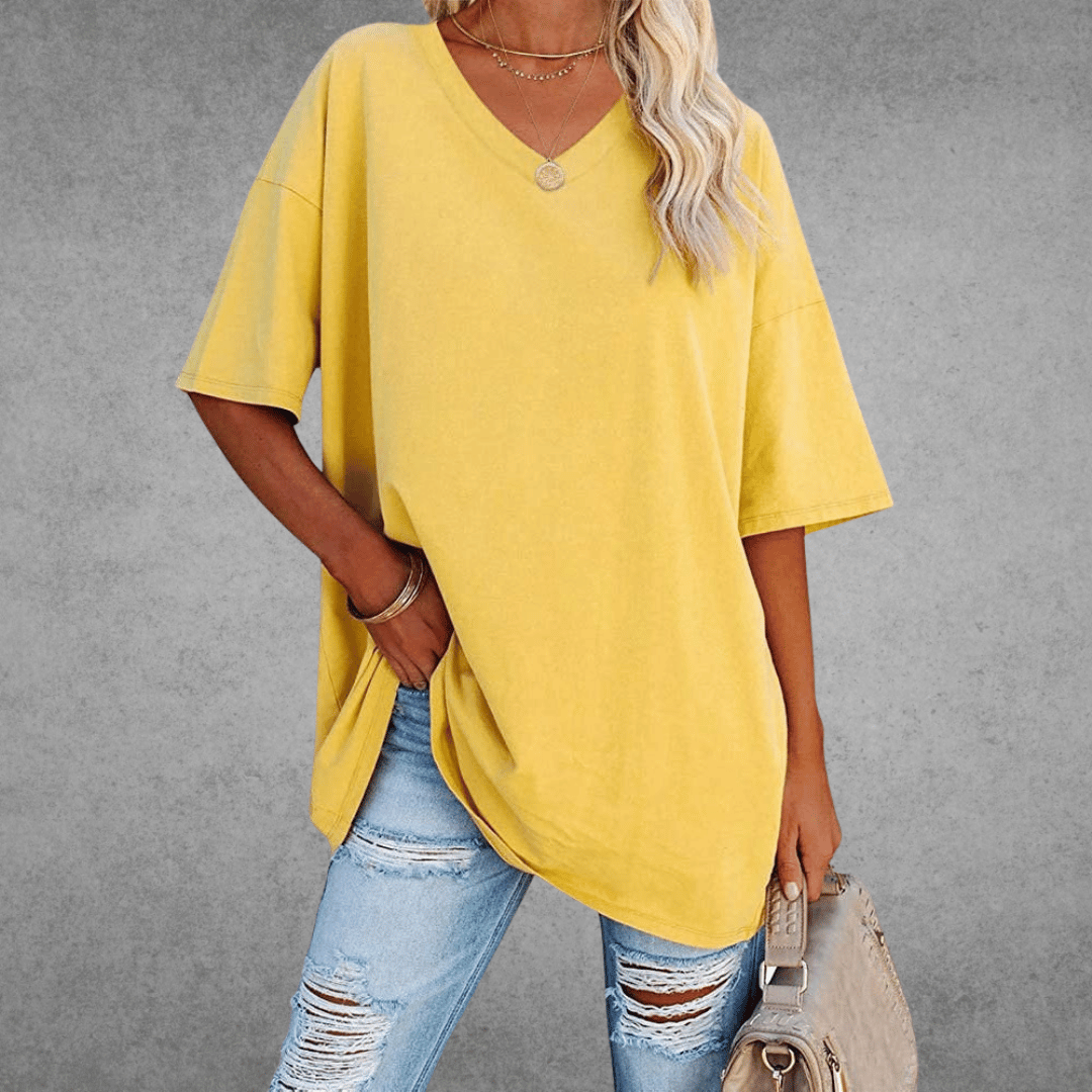 T-shirt femme à col V profond, coupe oversize moderne, pour un style décontracté chic.