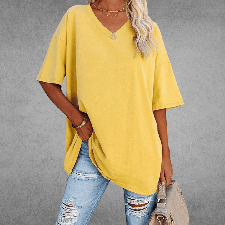 T-shirt femme à col V profond, coupe oversize moderne, pour un style décontracté chic.