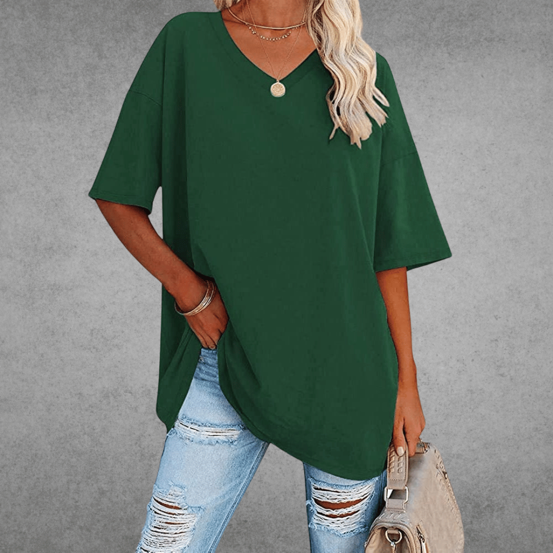 Tendances mode femme: t-shirt oversize avec col V, parfait pour un style décontracté moderne et estival.