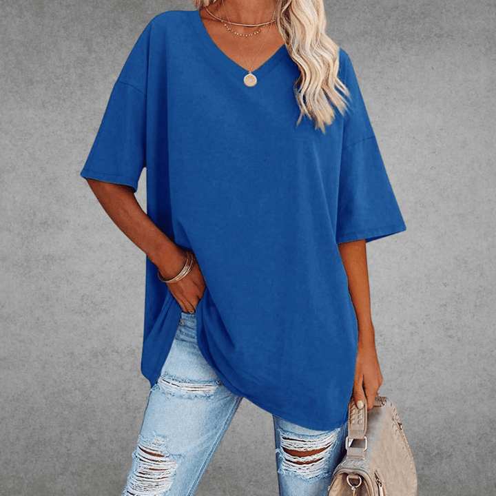 T-shirt ample femme col V, coupe oversize tendance, parfait pour un look casual chic d'été.