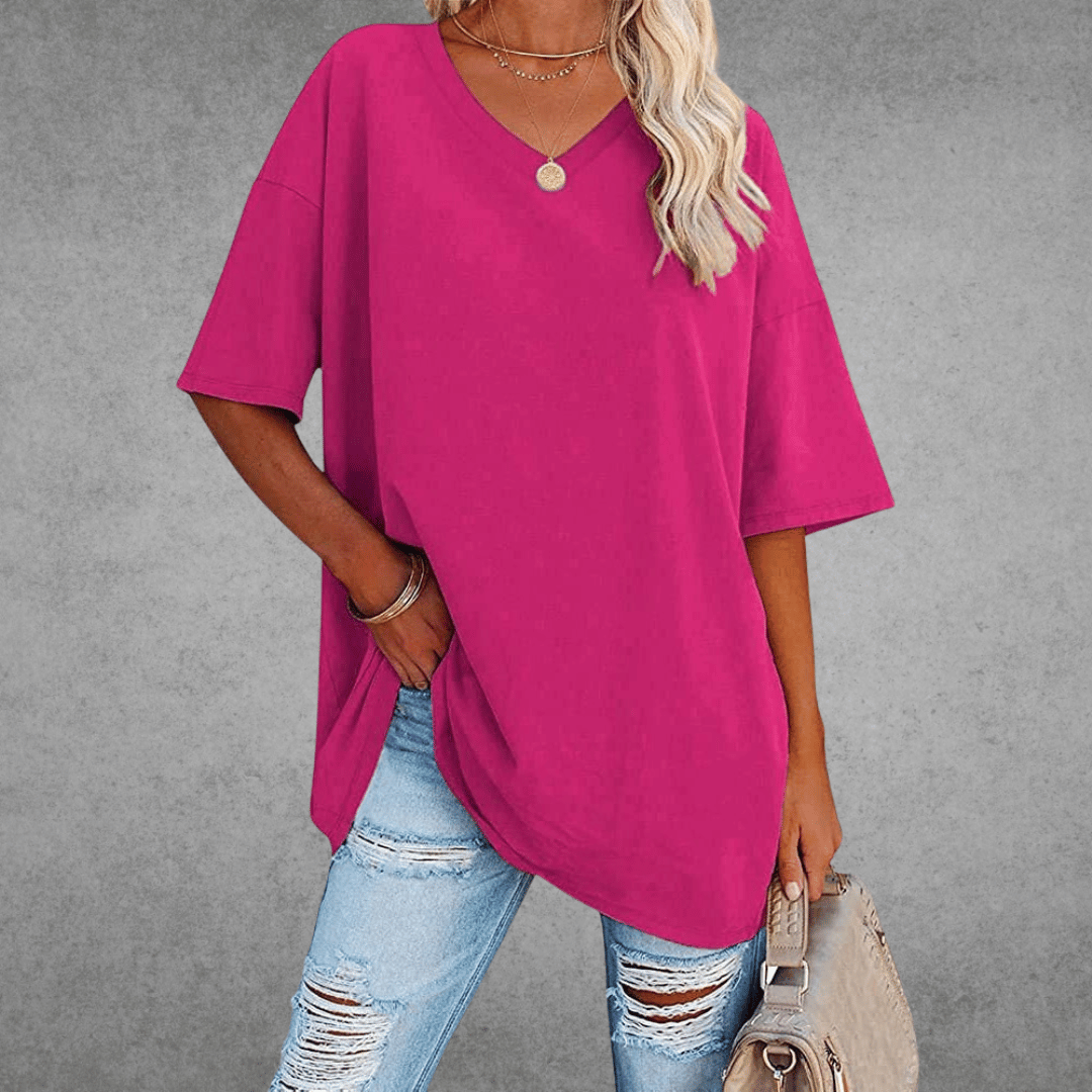 Femme portant un t-shirt oversize à col V, idéal pour la mode estivale et le style quotidien.