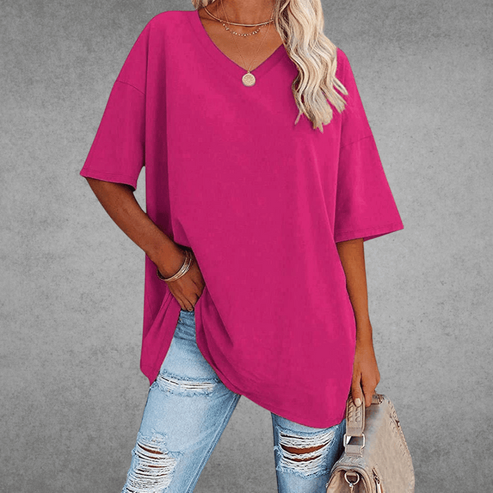Femme portant un t-shirt oversize à col V, idéal pour la mode estivale et le style quotidien.
