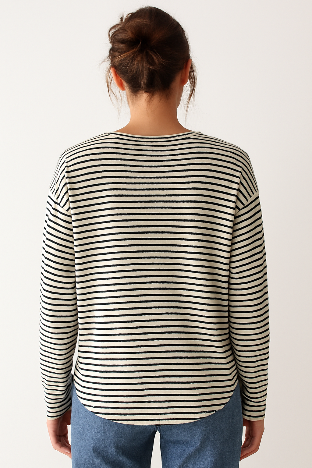 Haut femme rayé décontracté à manches longues. Confortable et tendance pour un style quotidien facile et moderne.