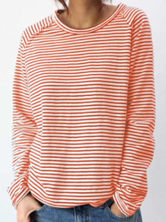 T-shirt femme à rayures classiques, manches longues. Un essentiel mode intemporel pour un style élégant et confortable.