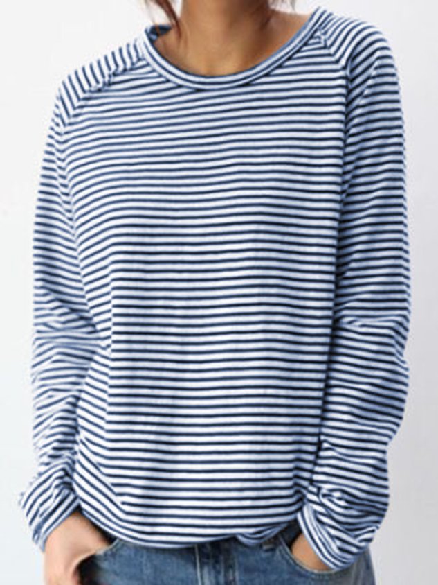 T-shirt femme à rayures. Détail du tissu doux et des manches longues, alliant confort et style au quotidien.