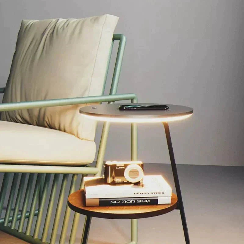Table d'appoint double niveaux, design moderne, bois et acier, fonctionnelle pour salon, rangement pratique et esthétique.