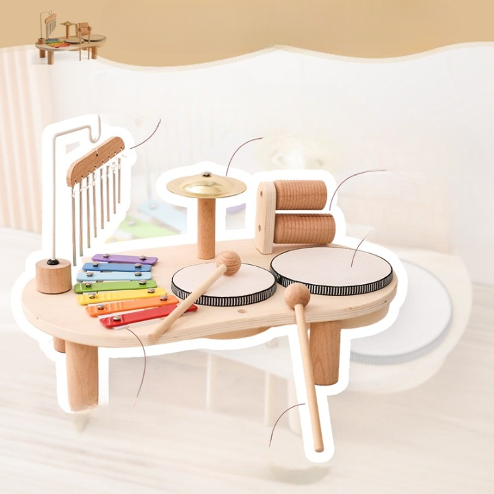 Table de musique en bois pour tout-petits avec xylophone et tambours, couleurs vives, stimule créativité et sens enfantins.