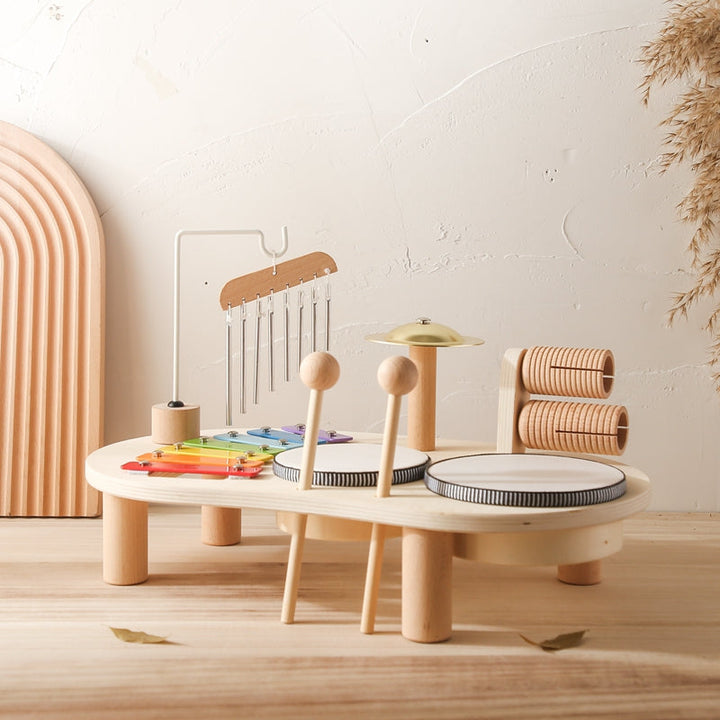 Table de musique en bois pour tout-petits avec xylophone et tambours, couleurs vives, stimule créativité et sens enfantins.