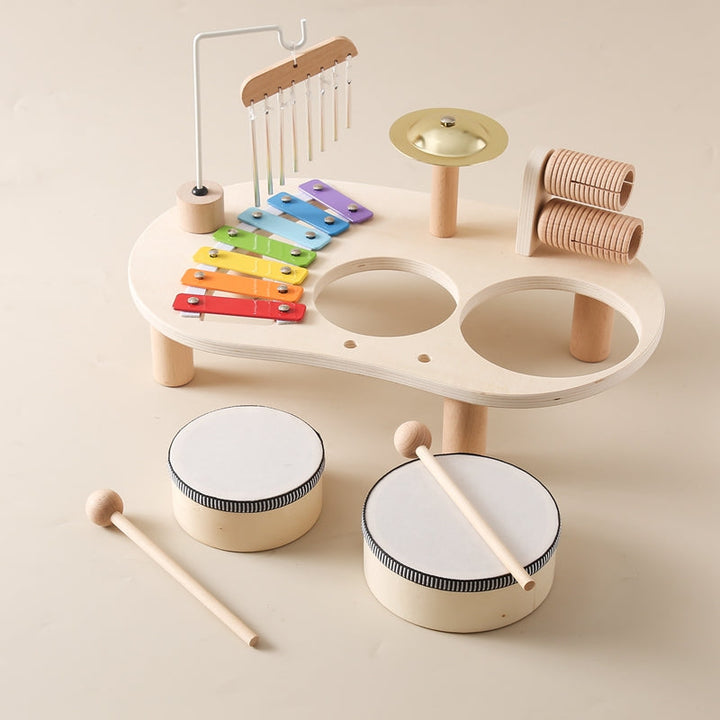 Table de musique en bois pour tout-petits avec xylophone et tambours, couleurs vives, stimule créativité et sens enfantins.