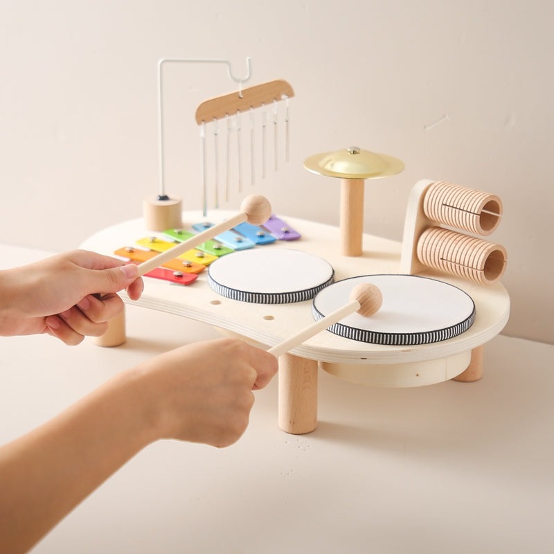 Table de musique en bois pour tout-petits avec xylophone et tambours, couleurs vives, stimule créativité et sens enfantins.