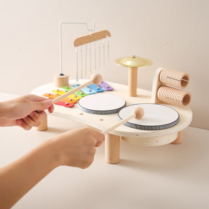 Table de musique en bois pour tout-petits avec xylophone et tambours, couleurs vives, stimule créativité et sens enfantins.