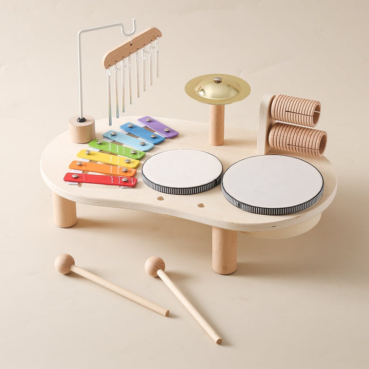 Table de musique en bois pour tout-petits avec xylophone et tambours, couleurs vives, stimule créativité et sens enfantins.