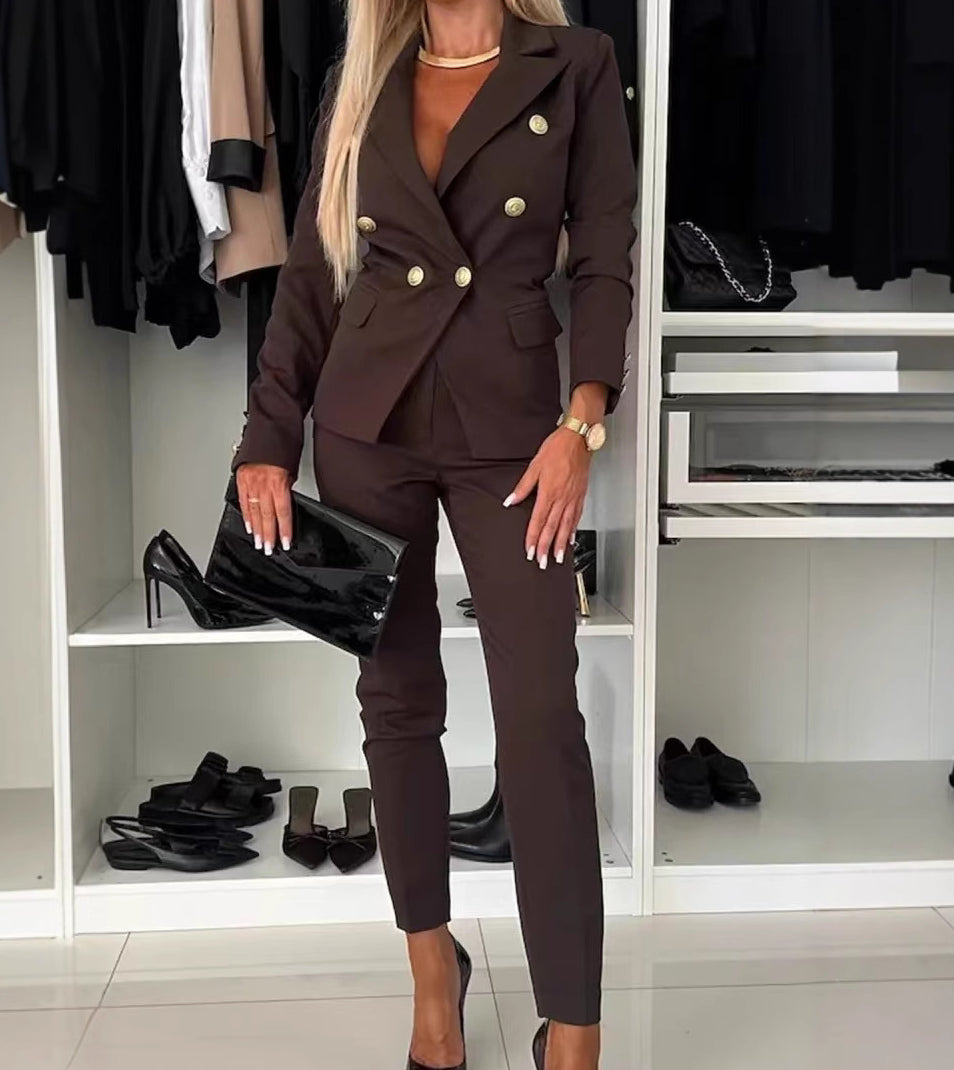 "Tailleur femme élégant avec veste moderne et pantalon ajusté, silhouette affinée, pour confort et style optimal au quotidien