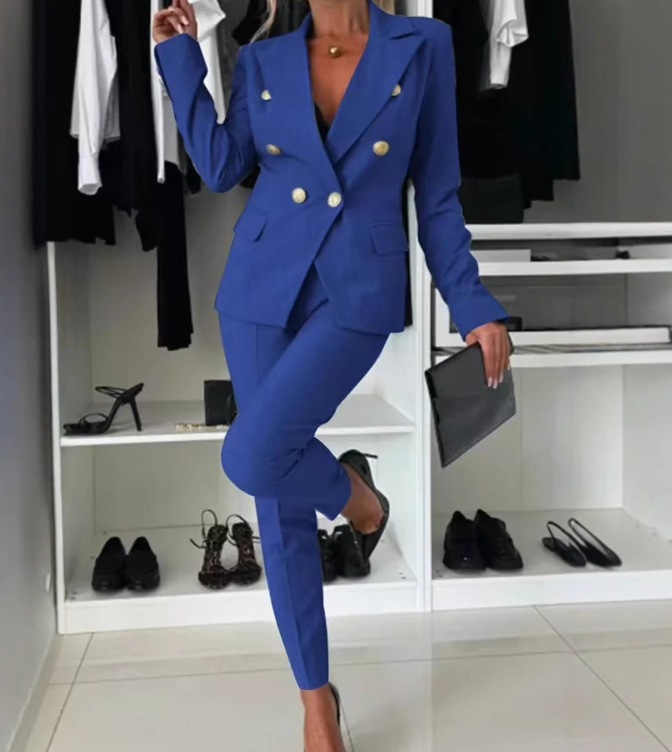 "Tailleur femme élégant avec veste moderne et pantalon ajusté, silhouette affinée, pour confort et style optimal au quotidien