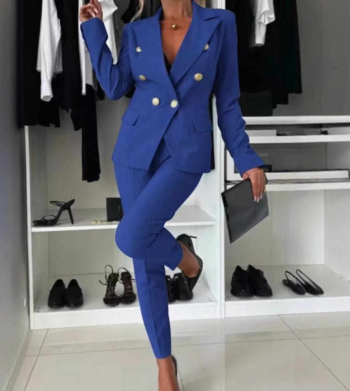 "Tailleur femme élégant avec veste moderne et pantalon ajusté, silhouette affinée, pour confort et style optimal au quotidien