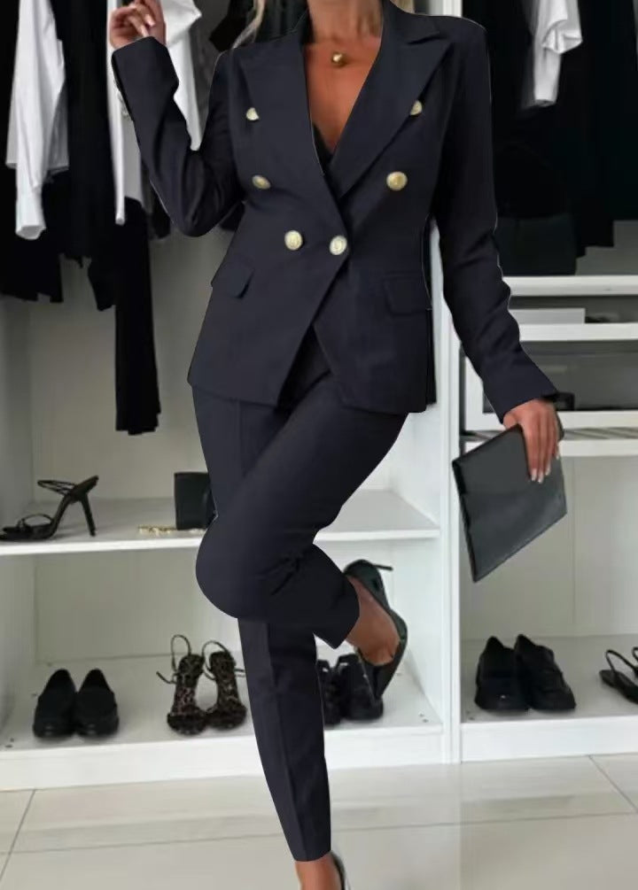 "Tailleur femme élégant avec veste moderne et pantalon ajusté, silhouette affinée, pour confort et style optimal au quotidien
