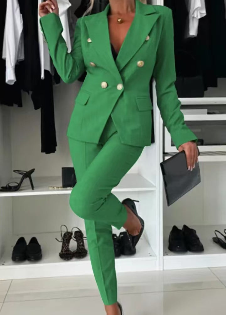 "Tailleur femme élégant avec veste moderne et pantalon ajusté, silhouette affinée, pour confort et style optimal au quotidien