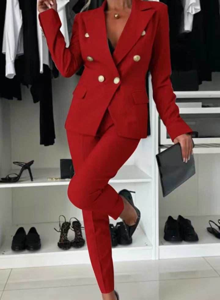 "Tailleur femme élégant avec veste moderne et pantalon ajusté, silhouette affinée, pour confort et style optimal au quotidien