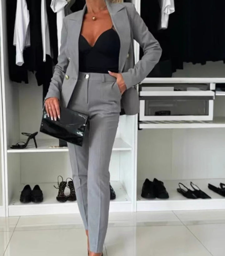 "Tailleur femme élégant avec veste moderne et pantalon ajusté, silhouette affinée, pour confort et style optimal au quotidien